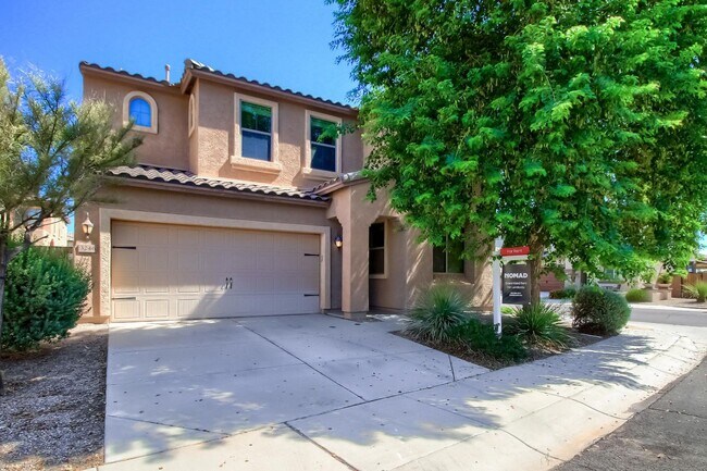 Building Photo - Newly Remodeled 3 Bed/3 Bath with a huge L...