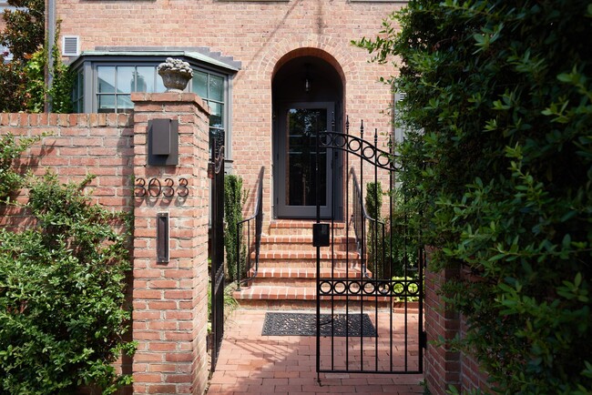 Foto del edificio - A Georgetown Paradise with Pool and 3 Car ...