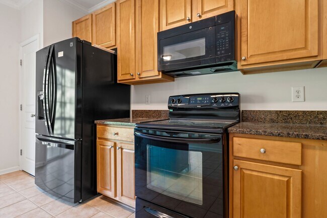 Foto del edificio - WOW!! - Location and Space, LARGE townhome  Close to everything