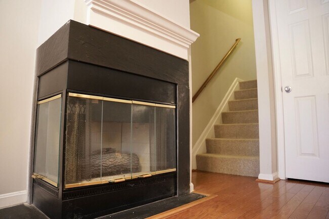 Building Photo - Beautiful Updated 3 BR/2.5 BA Townhome in ...