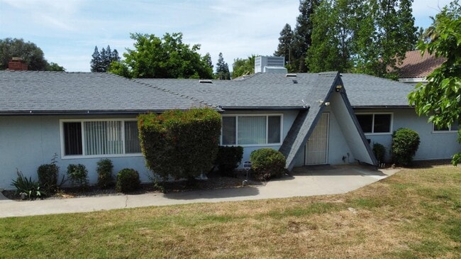 Foto del edificio - 7421 N Maple Ave