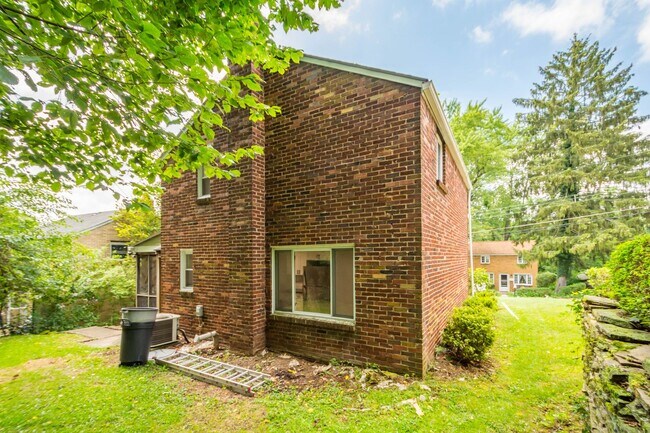 Building Photo - AVAILABLE SEPT 1ST!! GORGEOUS 2 BEDROOM IN PENN HILLS!!