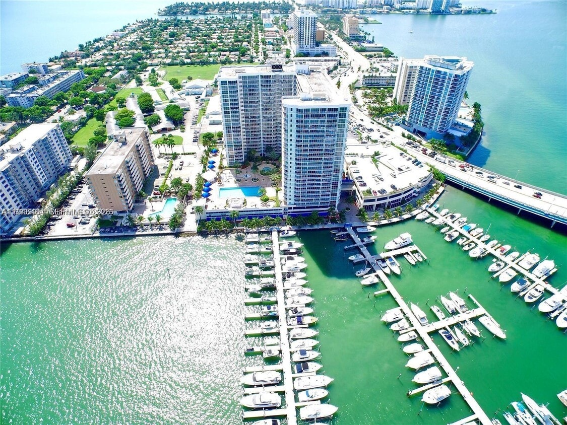 Foto del edificio - 7601 E Treasure Dr