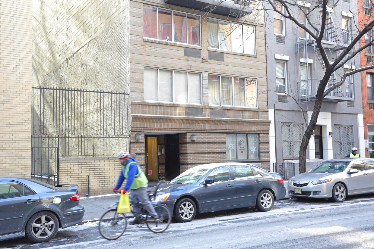 Building Photo - 352 E 76th St