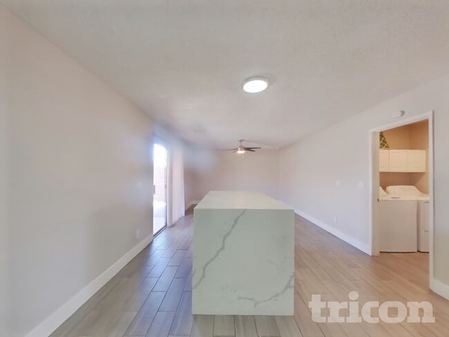 Building Photo - 8806 W Pinchot Ave