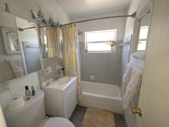 Fabuloso baño de los años 50 - 1010 Delaney Ave