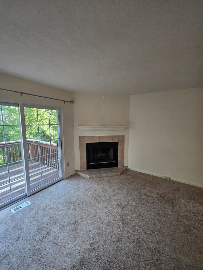 Building Photo - Spacious 3-bedroom Gibsonia townhome