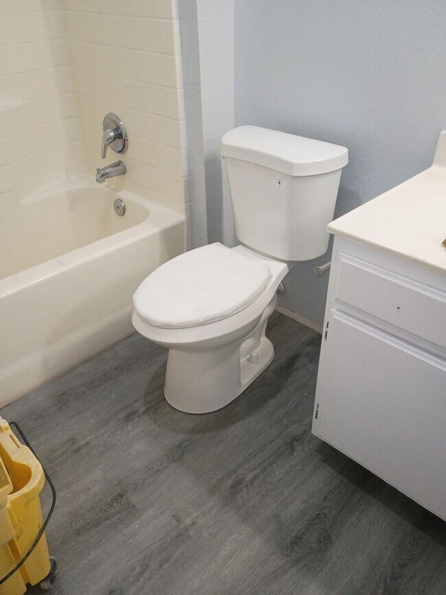 Foto del edificio - TWO STORIES HOME MOVE-IN-READY