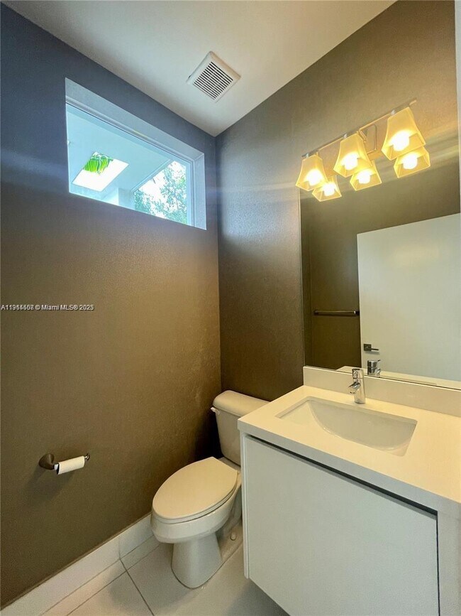 Foto del edificio - 6855 NW 103rd Ave