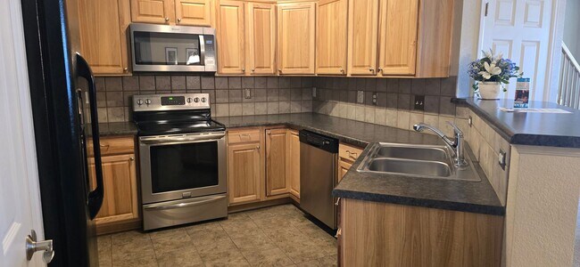 Building Photo - Welcome to your dream townhouse located in the vibrant community of Thornton