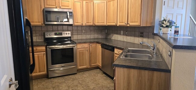 Foto del edificio - Welcome to your dream townhouse located in the vibrant community of Thornton