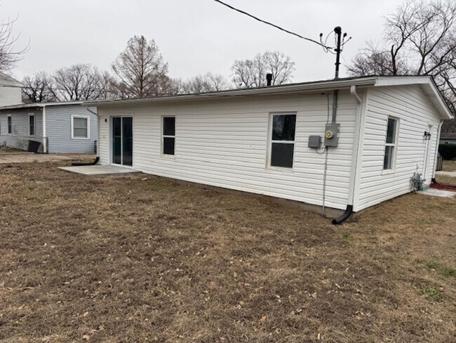 Foto del edificio - Three Bedroom, One Bath for Rent