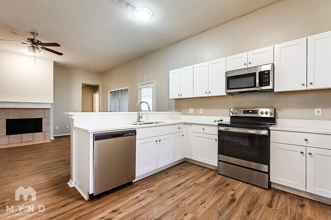 Building Photo - 2526 Sunset Dr