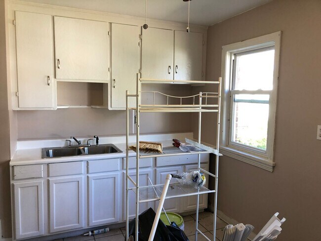 Building Photo - 3 BED 1 BATH SINGLE FAMILY IN THE PURITAS-...