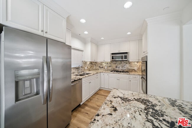 Building Photo - 1529 S Beverly Dr