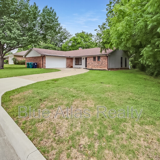 Photo - 1329 E Windsor Dr House
