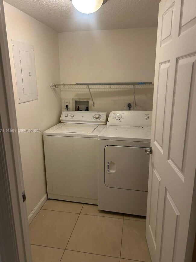 Foto del edificio - 4025 W McNab Rd