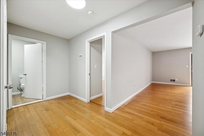 Foto del edificio - 911 Merritt Dr