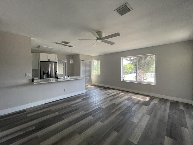Building Photo - 631 SW 28th Terrace