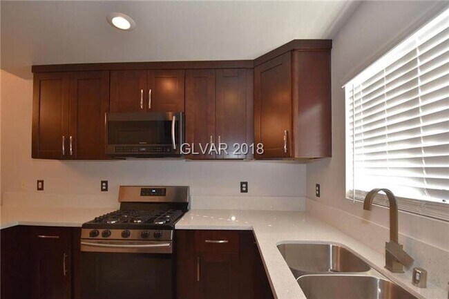 Foto del edificio - Live In The Heart Of Summerlin 2 Bed 2 Bat...