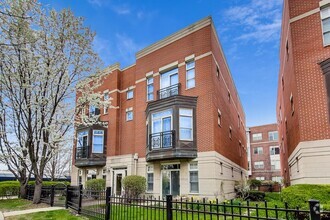 Building Photo - 820 W University Ln