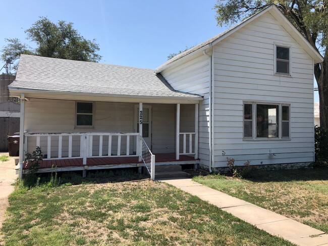 Building Photo - $945 - 3 bed 1 bath - Single Family Home