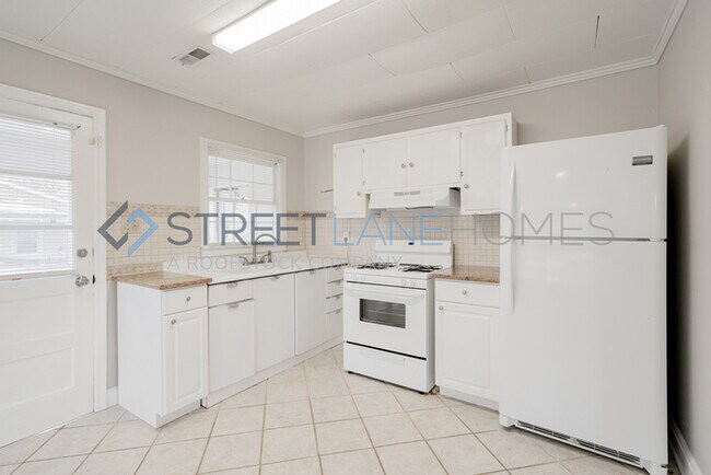 Building Photo - SIGN LEASE BY 2/28 AND GET $250 OFF FIRST ...