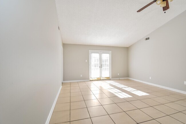 Foto del edificio - 7111 Peppermill Ln