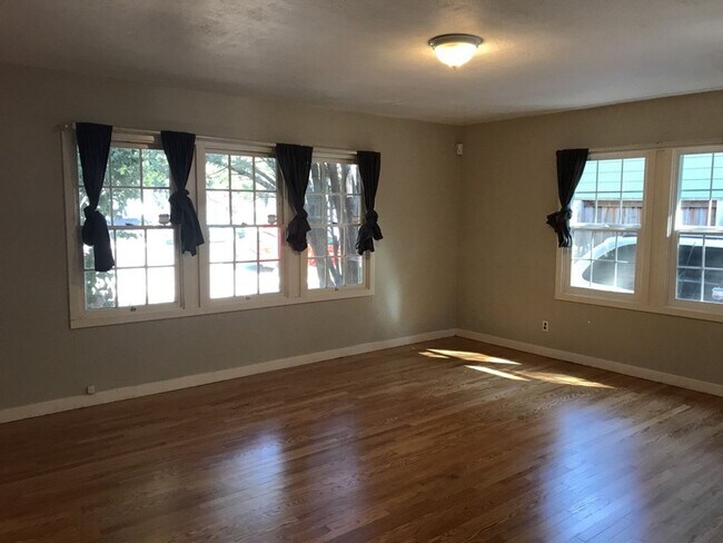 Building Photo - 317-319 D Street