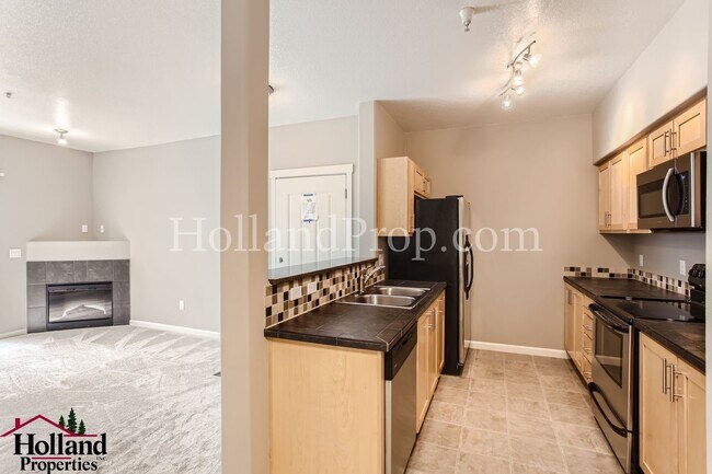 Building Photo - Great Condo W/ Garage NW Portland!!! *** 1...