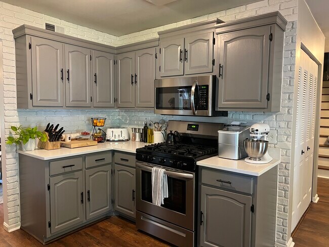 Building Photo - 7407 Beverly Manor Dr