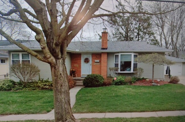 Building Photo - 310 Labian Dr