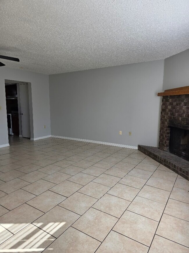 Building Photo - 719 N Beverly Ln