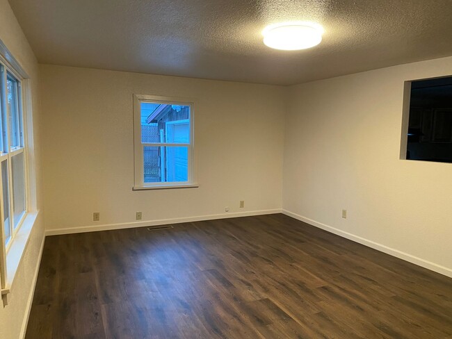 Building Photo - 3 Bedroom with a Bonus Room!