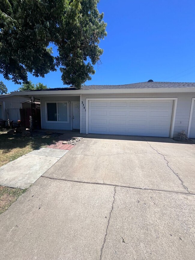 Foto del edificio - NICE UPDATED DUPLEX IN SACRAMENTO!!