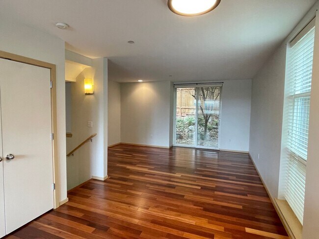 Foto del edificio - Shoreline End Unit Two Bedroom Plus Den To...