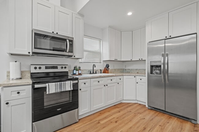 Foto del edificio - 15227 Freeman Ave