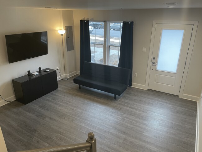 Building Photo - 307 Phoenix Dr