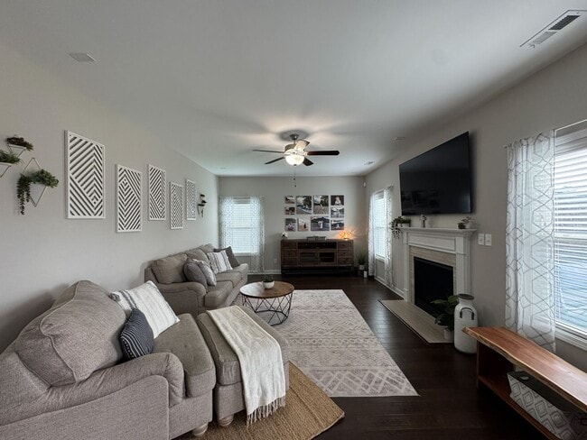 Foto del edificio - Gorgeous 4 Bed 2.5 Bath Home with Fenced Backyard