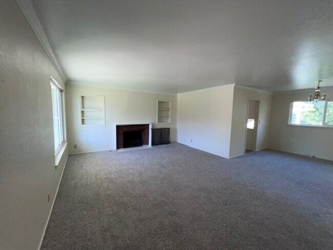 Foto del edificio - Freshly painted Parkway home close to scho...