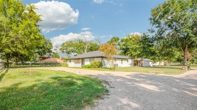 Building Photo - 25203 Lakeview Rd