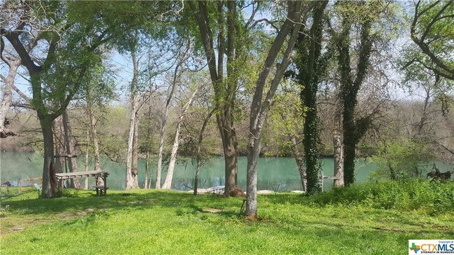 Foto del edificio - 270 Meadow Lake Dr