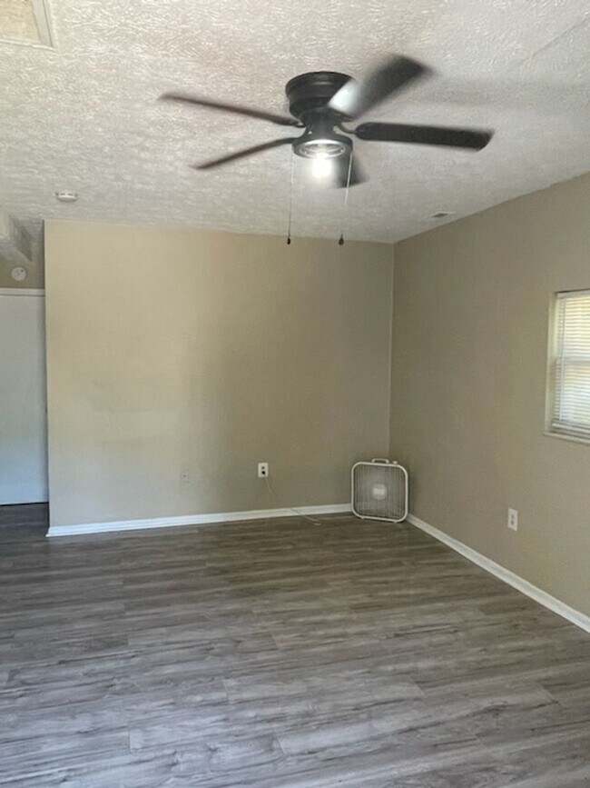 Foto del edificio - Two Bedroom One Bath Apartment In Huntington