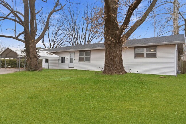 Foto del edificio - 4 Bedroom home 2 bath Available NOW!