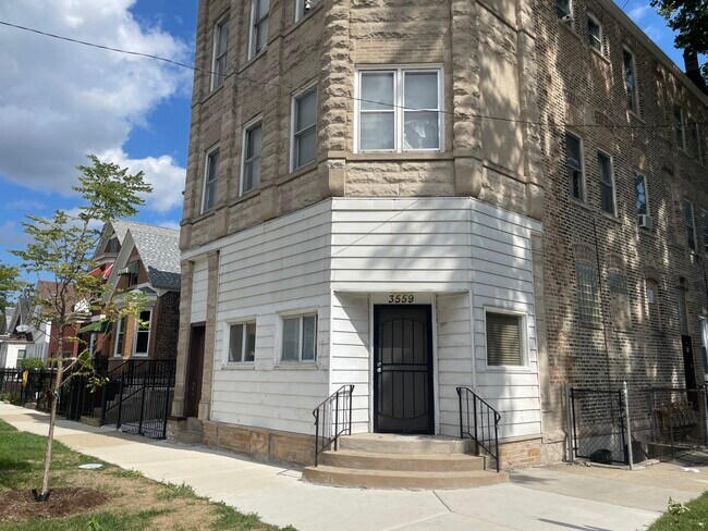Foto del edificio - 3559 S Winchester Ave