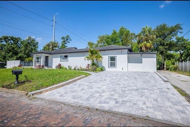 Building Photo - 1102 N Albany Ave