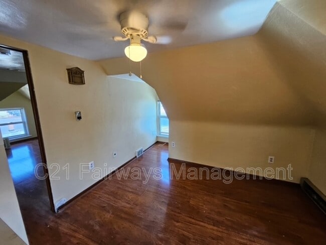 Building Photo - 546 Greenfield Ave