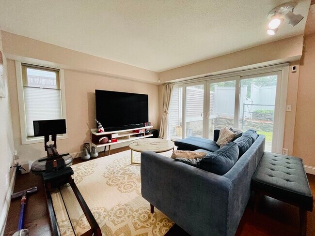 Foto del edificio - 15 Fresh Pond Pl