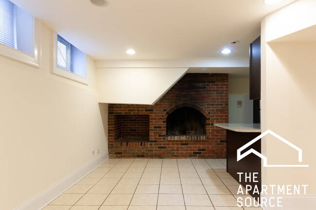 Building Photo - 877 W Lill Ave