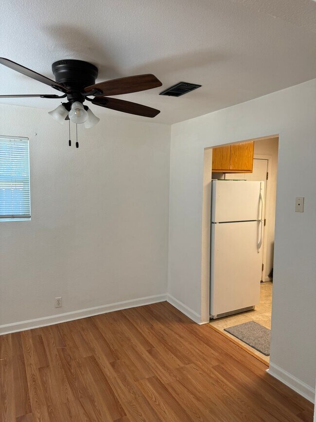 Building Photo - 2 BEDROOM 1 BATHROOM BUNGALOW IN CENTRAL R...